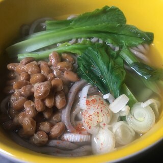 小松菜とネギ、納豆のコンソメ蕎麦